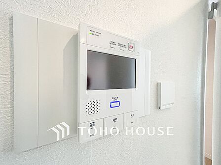 誰が来てもわかる様にモニター付きインターホンを設置。快適と安らぎを合わせた優しい設計。