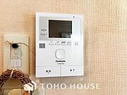 誰が来てもわかる様にモニター付きインターホンを設置。快適と安らぎを合わせた優しい設計。