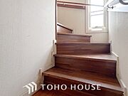 各フロアを結ぶ階段。集いの空間と一人の時間を楽しむプライベートルームをバランスよく繋いでいます。