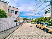 前面道路含む現地写真『快適』は「家」と「街」と「環境」が調和した時に訪れるだと改めて感じさせてくれます。