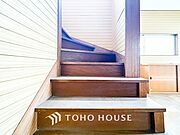 各フロアを結ぶ階段。集いの空間と一人の時間を楽しむプライベートルームをバランスよく繋いでいます。