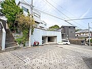 落ち着きのある閑静な住宅街に佇む邸宅。きっとここからご家族のかけがえのない想い出が作られることでしょう。