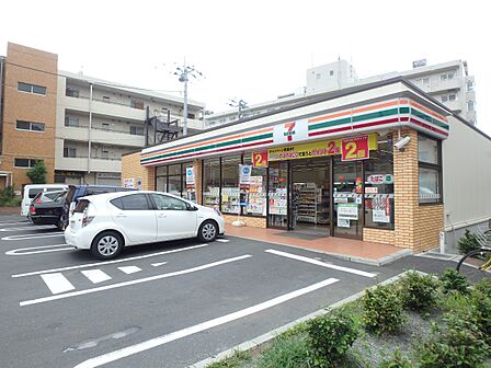 24時間営業。お弁当やお惣菜、パンなどをはじめ、生活用品、お酒、たばこなども取り揃えています。