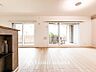 室内：家族と過ごすひと時を溢れる光が優しく包み込むリビングダイニング。