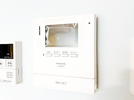 誰が来てもわかる様にモニター付きインターホンを設置。