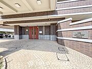住まう誇らしさと安心感を演出する落ち着いた雰囲気のエントランス。