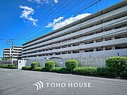 爽やかな青空の下に贅沢なほどに降り注ぐ陽光、豊かな居住性と、クオリティが見事に調和した住空間。
