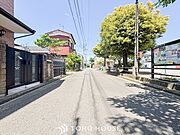 前面道路含む現地写真『快適』は「家」と「街」と「環境」が調和した時に訪れるだと改めて感じさせてくれます。