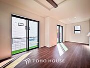 落ち着いた雰囲気に包まれた伸びやかな空間で、ゆったりと家族団らんの時間を過ごせます。