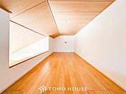 広々したロフトは多目的に使える便利な空間。