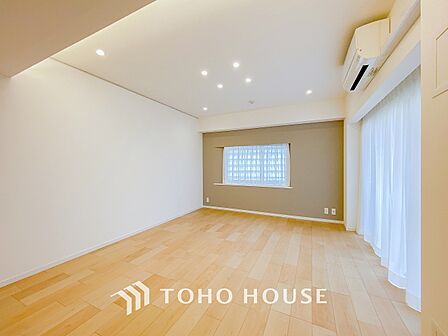 明るく開放的な空間が広がるLDK。室内には豊かな陽光が注ぎ込み、爽やかな住空間を演出。