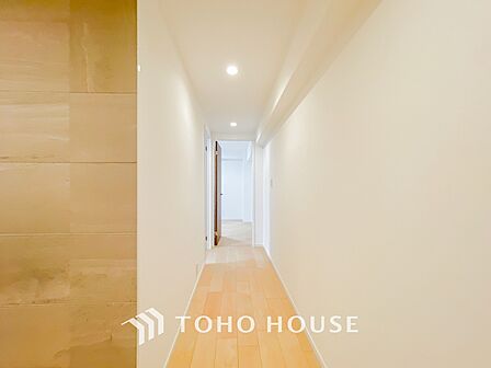 上質感漂う廊下。居住者の帰り、訪れる方を優しく迎える・安らぎに満ちた生活空間を予感させる。