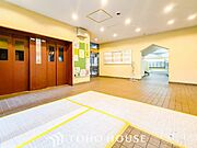 プライベート感が高まるシックな装いのエントランス。