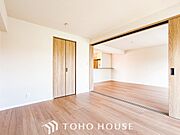 リビングに隣接した洋室。開け放してリビングと一体化してお使いいただくのもいいですね。