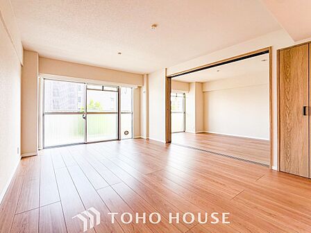 爽やかな色合いのフローリングと清潔感の溢れるクロスが明るい空間を創り出しているリビングダイニング。