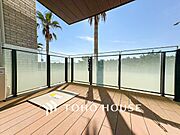 太陽の恵みをたっぷりと受けて、洗濯物も気持ちよく干せそうです。