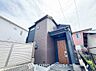 玄関：住む人を映し出す洗練された佇まいは、いつまでも輝き続けながらいつしか街の風景に溶け込んでいきます。