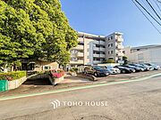 前面道路含む現地写真『快適』は「家」と「街」と「環境」が調和した時に訪れるだと改めて感じさせてくれます。