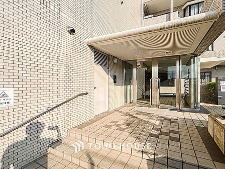 プライベート感が高まるシックな装いのエントランス。