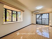 やわらかな陽射しがふりそそぎ、室内に開放感と爽快感をもたらします。