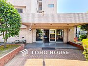 プライベート感が高まるシックな装いのエントランス。