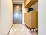 居住者の帰り、訪れる方を優しく迎えてくれる玄関です。