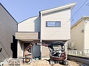 爽やかな青空の下に贅沢なほどに降り注ぐ陽光、豊かな居住性と、クオリティが見事に調和した住空間。