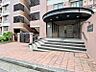 エントランス：住まう誇らしさと安心感を演出する落ち着いた雰囲気のエントランス。