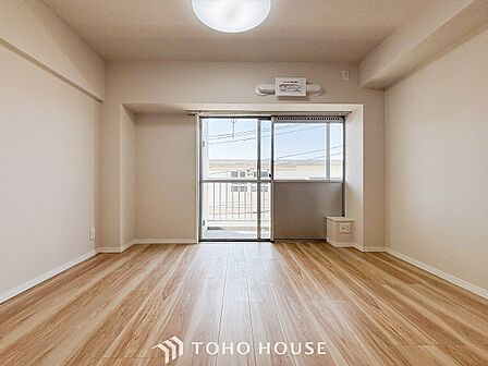 やわらかな陽射しがふりそそぎ、室内に開放感と爽快感をもたらします。