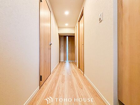 上質感漂う廊下。居住者の帰り、訪れる方を優しく迎える・安らぎに満ちた生活空間を予感させる。