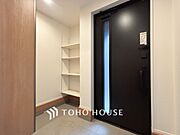 居住者の帰り、訪れる方を優しく迎えてくれる玄関です。