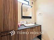 洗面台・洗面所パウダールームはナチュラルな雰囲気で清潔な印象。