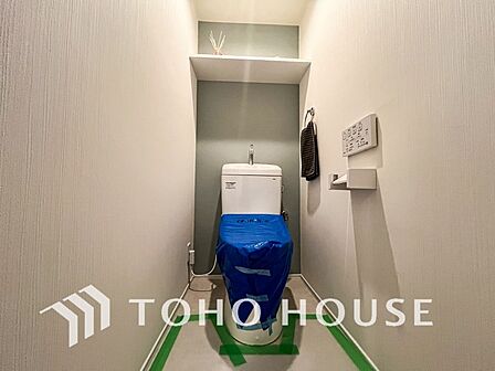 トイレはシンプルにホワイトで統一した温水洗浄付です。