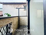 暮らしの中で光と風を演出してくれるバルコニー。