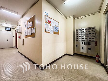 住まう誇らしさと安心感を演出する落ち着いた雰囲気のエントランス。