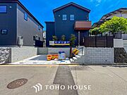住む人を映し出す洗練された佇まいは、いつまでも輝き続けながらいつしか街の風景に溶け込んでいきます。