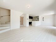 光と風があふれる開放的なリビングダイニングには自然と家族みんなが集まってきます。