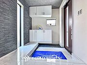 明るく開放感のある玄関。居住者の帰り、訪れる方を優しく迎えてくれます。