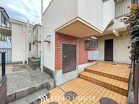 プライベート感が高まる、居住者を優しく迎え入れてくれるエントランス。