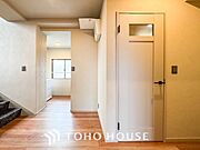 上質感漂う廊下。居住者の帰り、訪れる方を優しく迎え安らぎに満ちた生活空間を予感させます。
