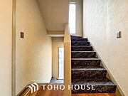 各フロアを結ぶ階段。集いの空間と一人の時間を楽しむプライベートルームをバランスよく繋いでいます。