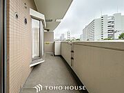暮らしの中で光と風を演出してくれるバルコニー。