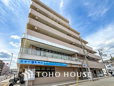 前面道路含む現地写真『快適』は「家」と「街」と「環境」が調和した時に訪れるだと改めて感じさせてくれます。