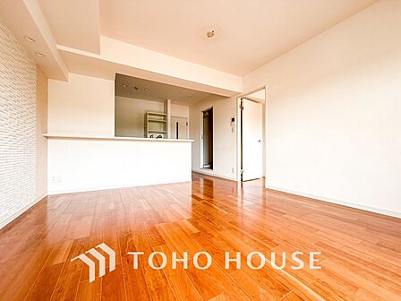 明るく開放的な空間が広がるLDK。室内には豊かな陽光が注ぎ込み、爽やかな住空間を演出。