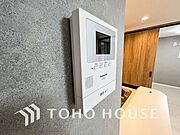 誰が来てもわかる様にモニター付きインターホンを設置。