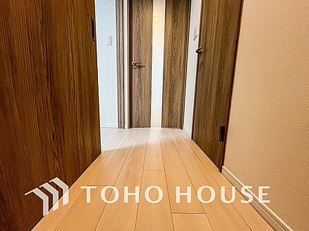 上質感漂う廊下。居住者の帰り、訪れる方を優しく迎え安らぎに満ちた生活空間を予感させます。