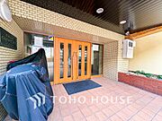 住む人や訪れる人やさしくエスコートするエントランスアプローチ。