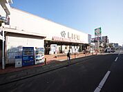 毎日の食卓を彩る食料品から日用品まで取り揃えています。クリーニング店併設。