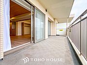 心地よい風を肌で感じることのできるバルコニー。