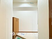 居住者の帰り、訪れる方を優しく迎えてくれる開放感のある玄関。